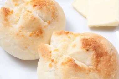 Kahvaltı saatlerinde sıcak bir mutfak ortamında tereyağlı taze ekmek ruloları servis edilir.