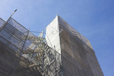 Şehirde inşaat halindeki modern bina cephesi