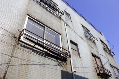 Şehirdeki terk edilmiş eski bina.