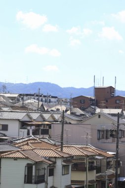 Güneşli bir günde küçük Japon kasabasının manzaralı şehir manzarası