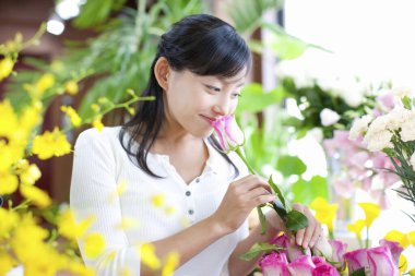 Çiçekçide güzel bir Japon kadın.