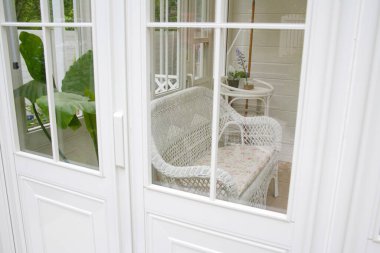 Evdeki beyaz sandalye, pencereden manzara 