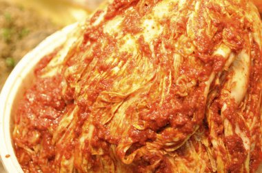 Baharatlı kimchi yakın plan, Kore yemeği.