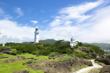  Mavi gökyüzünün altındaki deniz feneri doğanın arka planında