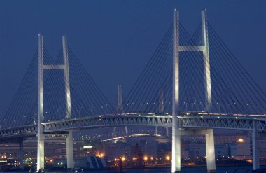 Japonya 'daki Yokohama Körfezi Köprüsü gece görüşü