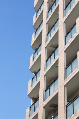 Güneşli bir günde modern konut binası