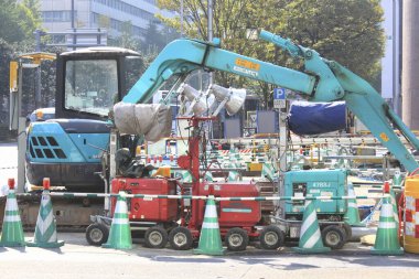 Kazı makinelerinin yer aldığı parlak inşaat alanı trafik konileri engelleri