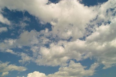 Güzel bulutlar mavi günbatımı gökyüzünde. doğal arkaplan