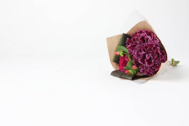 Masada bir buket taze çiçek var.