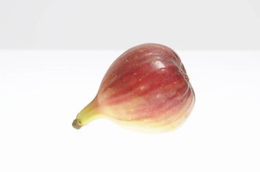 Beyaz arkaplanda kırmızı incir meyvesi izole