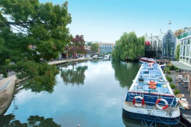 Regent 's Kanalı ve yaz günü dar kayık