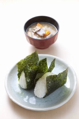 Onigiri, Japon pirinç topları, çorbalı pirinç üçgenleri.
