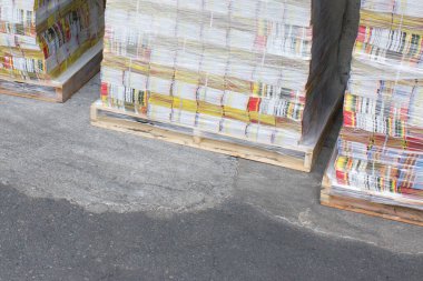 Depoda içi kağıt dolu ahşap paletler.