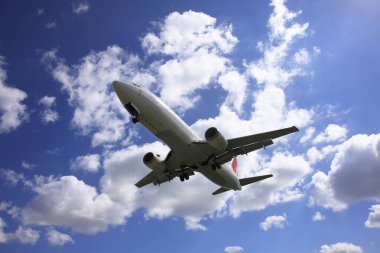 Gökyüzünde uçan bir uçak