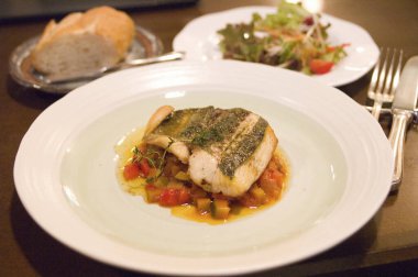 Sebzeli ve otlu ızgara balık. Lokantada gurme yemeği.