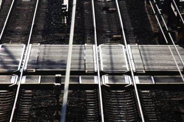 Japonya 'daki tren istasyonundaki raylar.