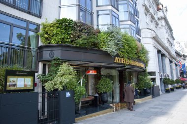  Londra caddesi, insanlarla dolu eski moda bir kafe, Londra şehrinde geziniyor.