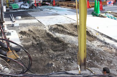 Kazılmış inşaat alanı açık toprağı ve dağınık enkazı gösteriyor.