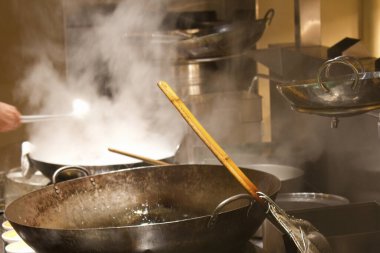Yoğun mutfakta buharlı tavalar