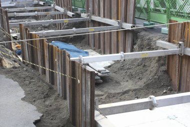 Kentsel inşaat alanında derin kazıları destekleyen çelik kirişler