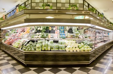 Pazarda sergilenen taze sebzeler