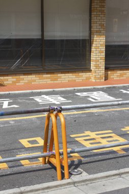 Japonya 'daki caddede sarı park levhası