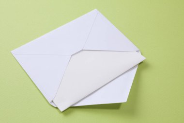 arkaplanda beyaz boş zarf, kapat