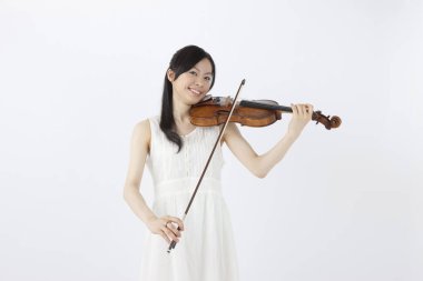 Beyaz arka plan üzerinde izole Keman çalmaya genç Asyalı kadın 