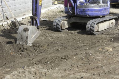 İnşaat alanında kazı yapan kazıcının görüntüsü