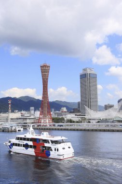 Osaka şehri mavi bulutlu gökyüzü altında, Japonya