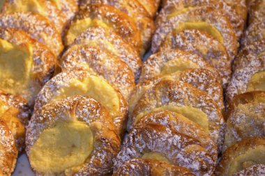 Taze pişmiş tatlı hamur işlerinin yakın görüntüsü    