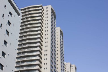 Mavi gökyüzü arka planında modern apartmanlar