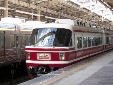 Tokyo, Japonya 'daki tren istasyonunda.
