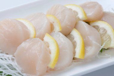 Hotate 'nin mutfak fotoğrafı. Deniz tarakları kabuklarından taze taze sashimi servis edildiğinde inanılmaz tatlı ve kremalı olur.