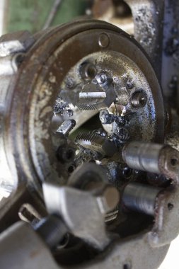 Garajdaki araba motoru, yakın çekim, seçici odaklanma. yüksek kaliteli fotoğraf