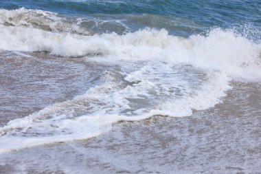 Kumsalda dalgalar  