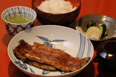 Kızarmış balık, pilav ve çorba. Yakın çekim manzarası.