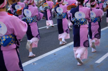  Japonya 'daki Hanagasa Festivali' nde dansçılar gösteri yapıyor.