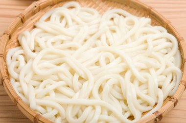 Arkadaki lezzetli erişteleri kapatın.