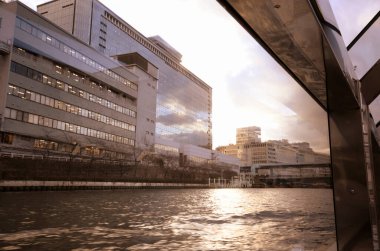 Japon caddesindeki modern binalar, Asya mimarisinin gündüz görüşü. 