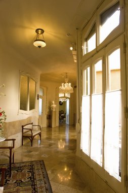 Titizlikle tasarlanmış uzay, stil ve konforun kusursuz bir karışımını sunar.