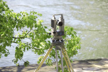 Suyun yakınındaki yeşil yapraklı araştırma ekipmanları