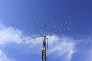 radyo antenleri gökyüzü arka planında doğa arka planında
