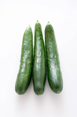 Beyaz arka planda taze yeşil salatalıklar.