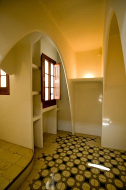 Modern bir binanın içinde.