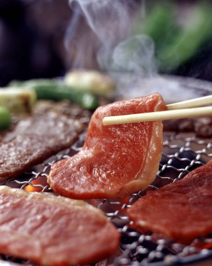 Izgarada biftek ve sebze.