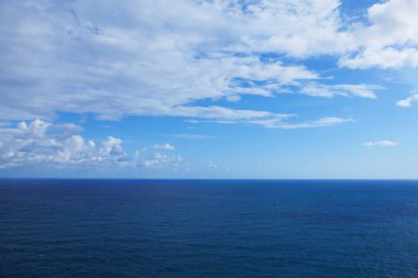 beyaz bulutlar okyanus ile mavi gökyüzü