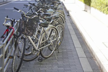 Şehir caddesinde bisiklet parkı