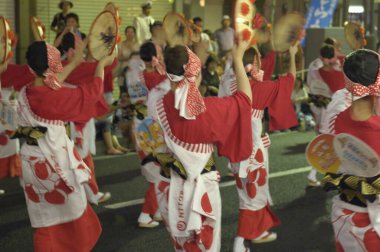  Japonya 'daki Hanagasa Festivali' nde dansçılar gösteri yapıyor.