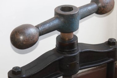 Yakın plan, antika metal baskı tutma mekanizmasını gösteriyor